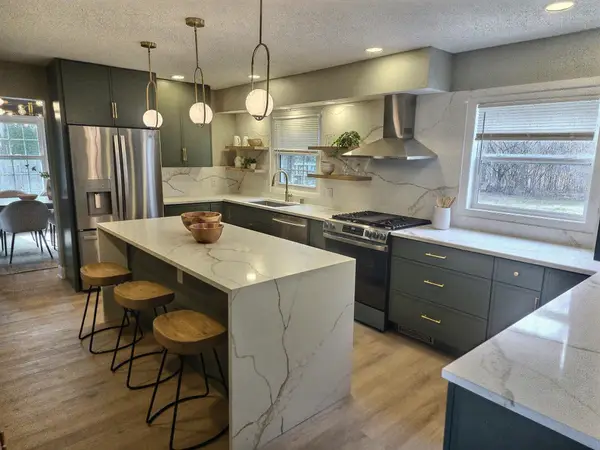 2608 W Hyacinth Ct, Mequon, WI 53092