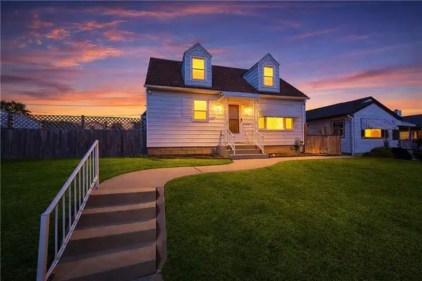 922 W Eden Pl, Milwaukee, WI 53221