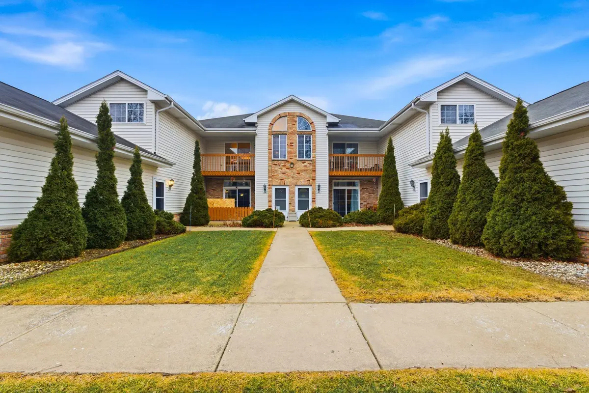 6248 S Creekside Dr, Cudahy, WI 53110 - #1