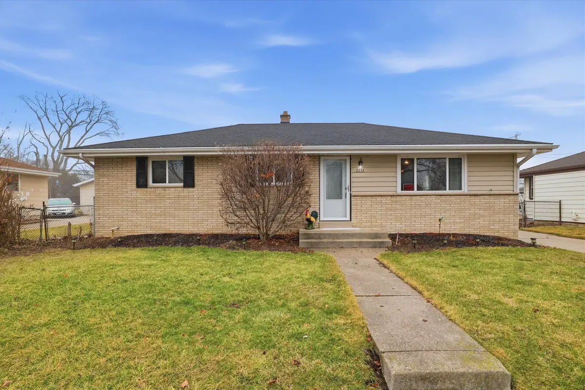 2232 W Carrington Ave, Oak Creek, WI 53154 - #1