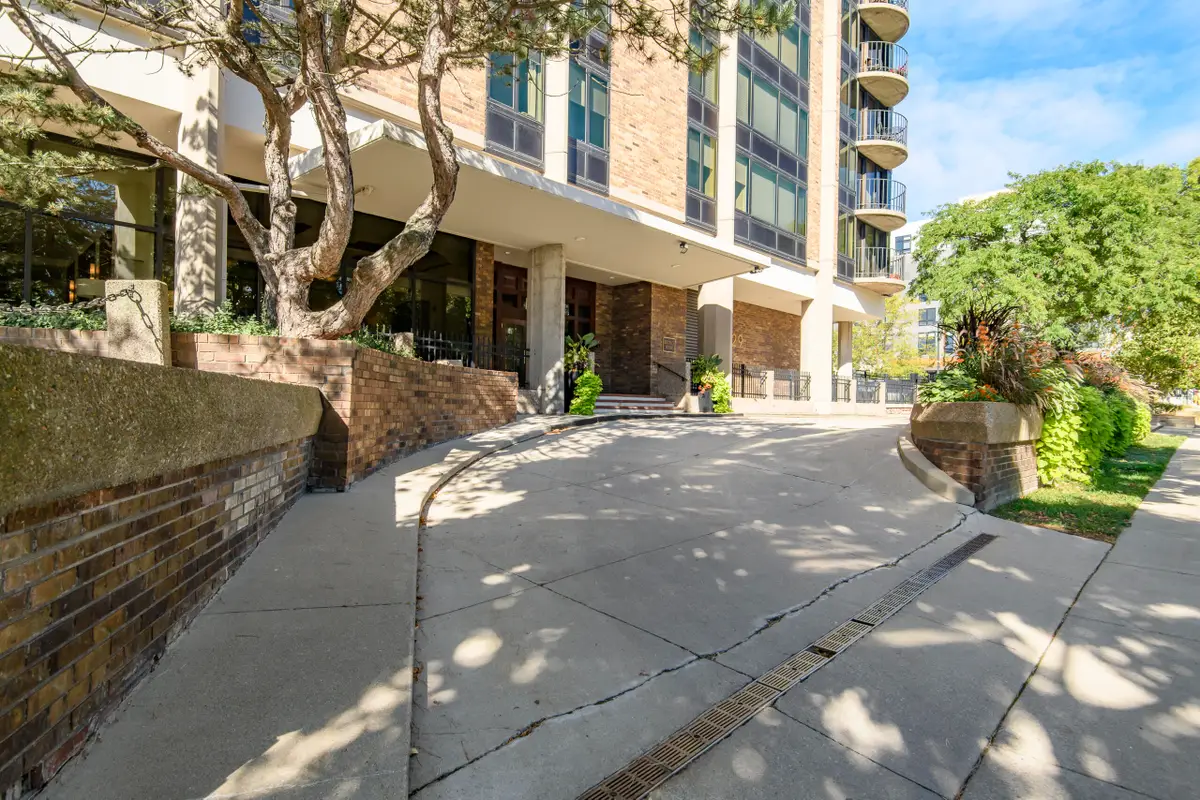 929 N Astor St, Milwaukee, WI 53202 - #1