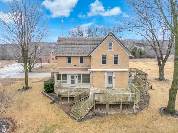 8210 Kettle View Dr, Kewaskum, WI 53040