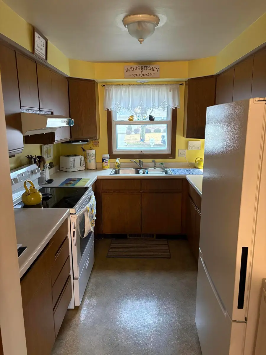 823 Dueno Ct, Manitowoc, WI 54220 - #2