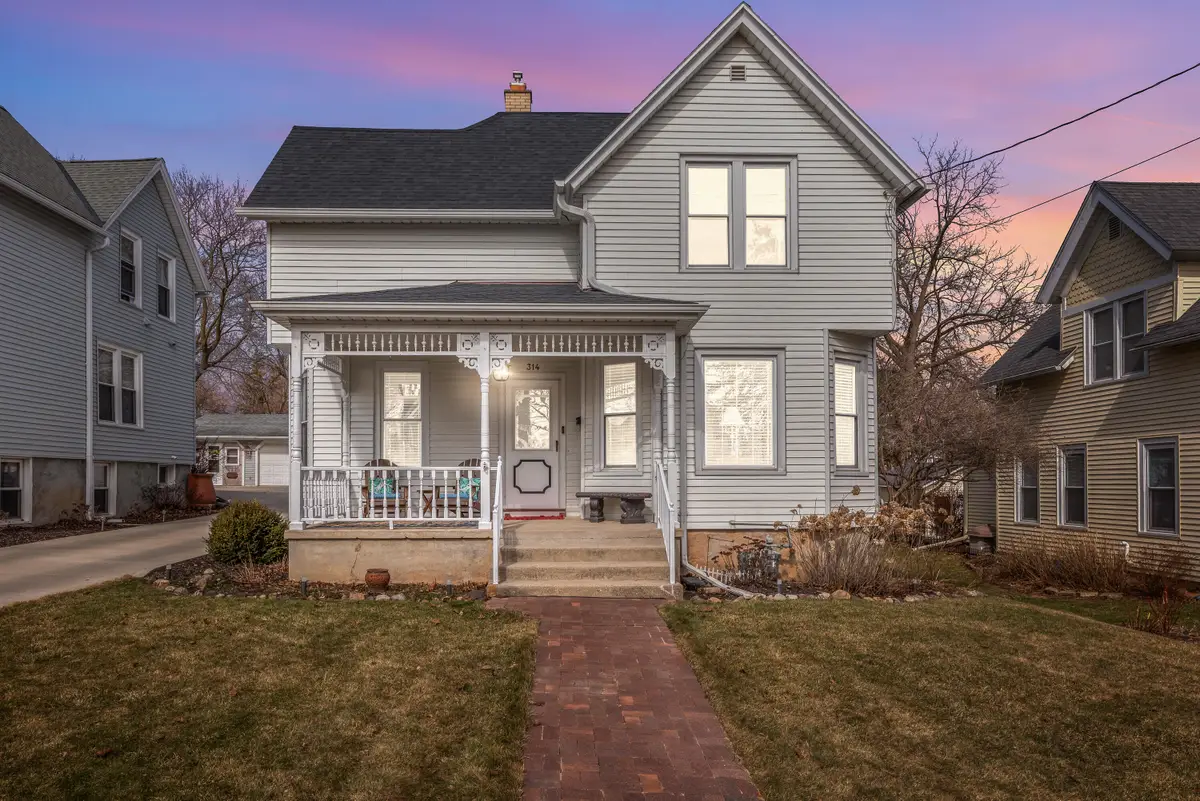 314 Church St, Hartford, WI 53027 - #1