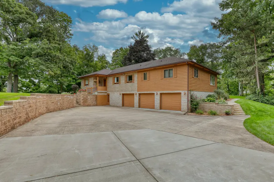 4640 Lake Club Cir, Oconomowoc Lake, WI 53066 - #2