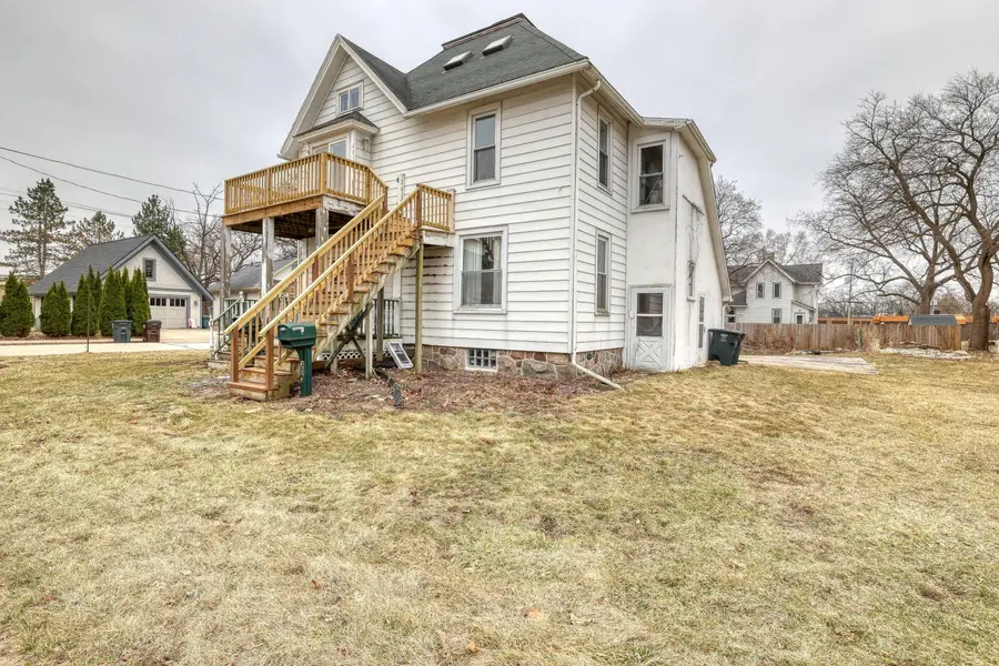301 Pleasant St, Mukwonago, WI 53149 - #2