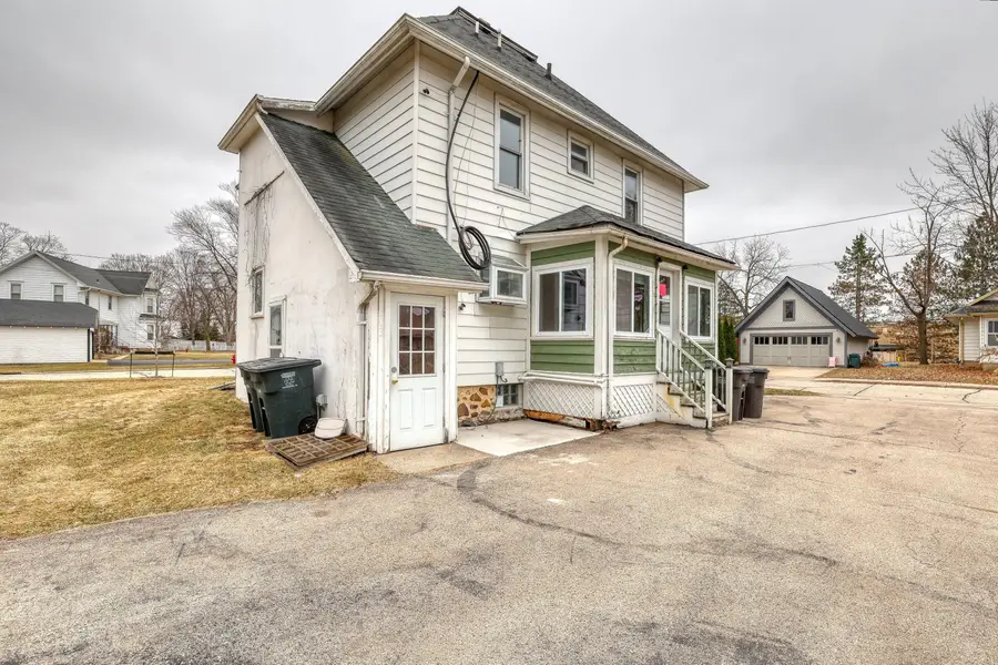 301 Pleasant St, Mukwonago, WI 53149 - #3