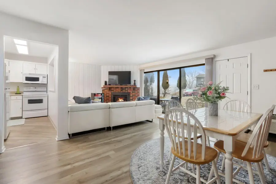 6 Zurich Ct, Geneva, WI 53147 - #2