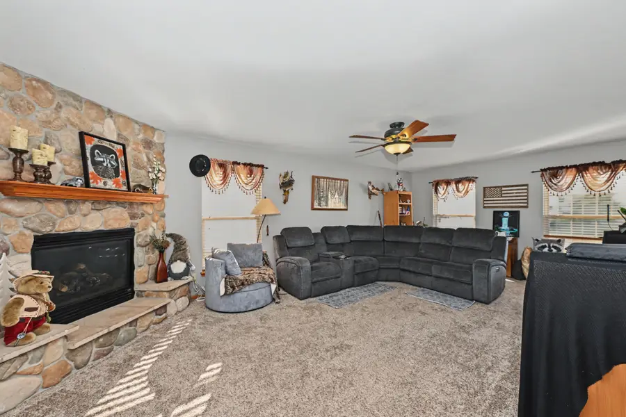 5730 Eagle Point Dr, Caledonia, WI 53406 - #3