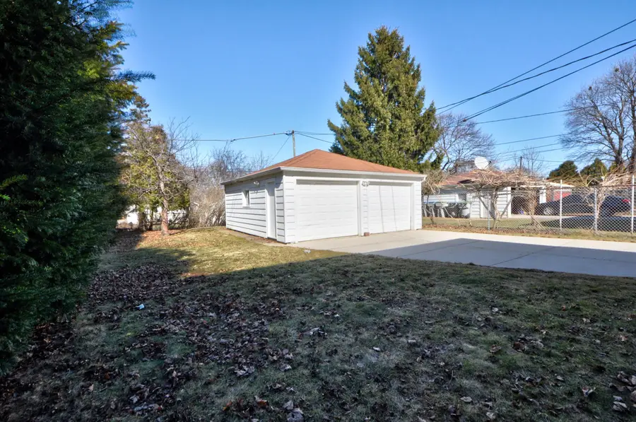 1230 E Howard Ave, Milwaukee, WI 53207 - #2