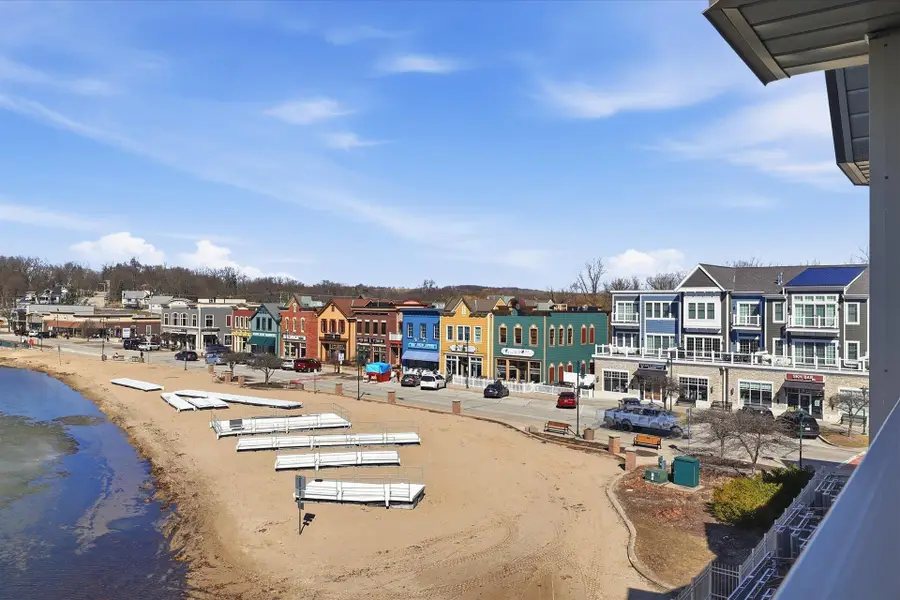 130 W Wisconsin Ave, Pewaukee, WI 53072 - #2