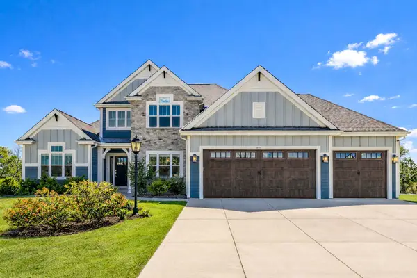 8955 W Highlander Dr, Mequon, WI 53097