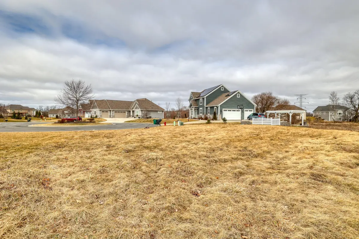 N57W19673 Holly Ct, Menomonee Falls, WI 53051 - #1