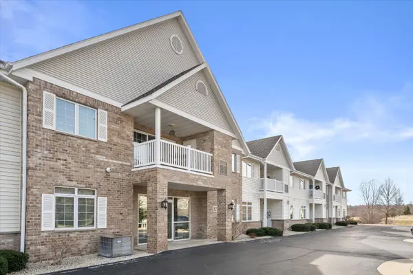 1275 Shadowood Cir, West Bend, WI 53095