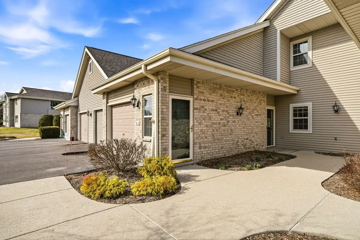 18520 Emerald Cir, Brookfield, WI 53045 - #1