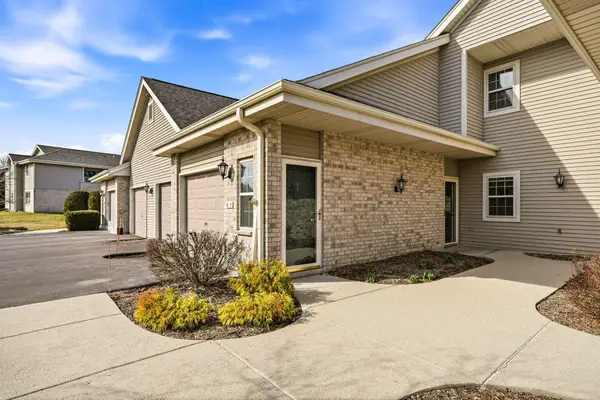 18520 Emerald Cir, Brookfield, WI 53045