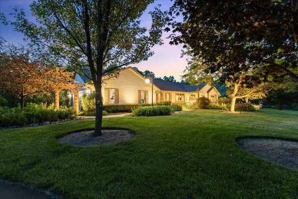 5280 Cherokee Ct, Addison, WI 53027