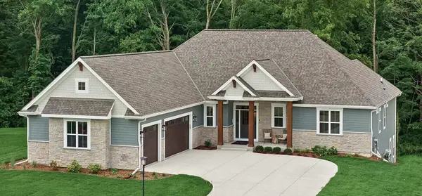 N51W18847 Quietwood Dr, Menomonee Falls, WI 53051