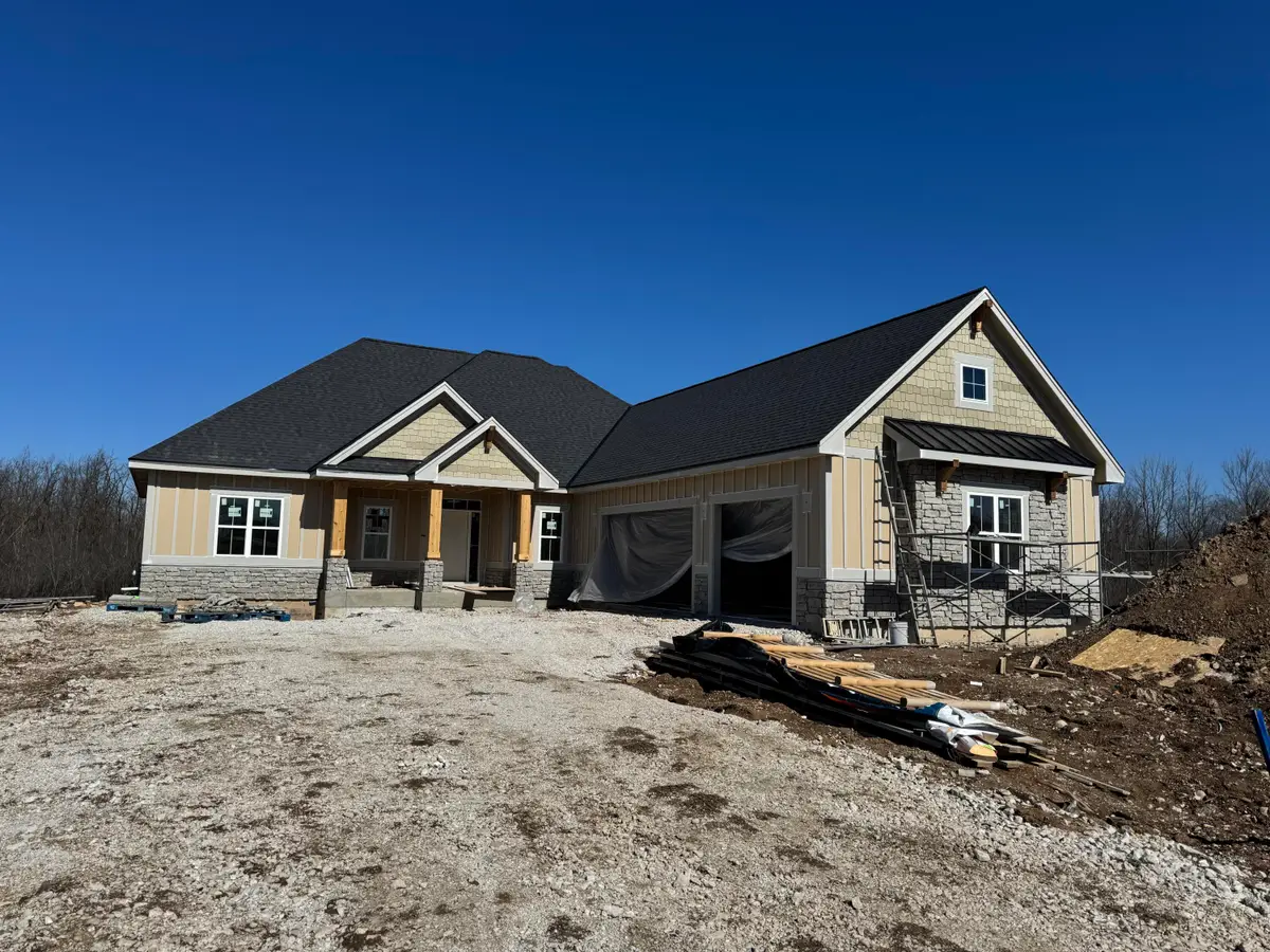 N51W18906 Quietwood Dr, Menomonee Falls, WI 53046 - #1