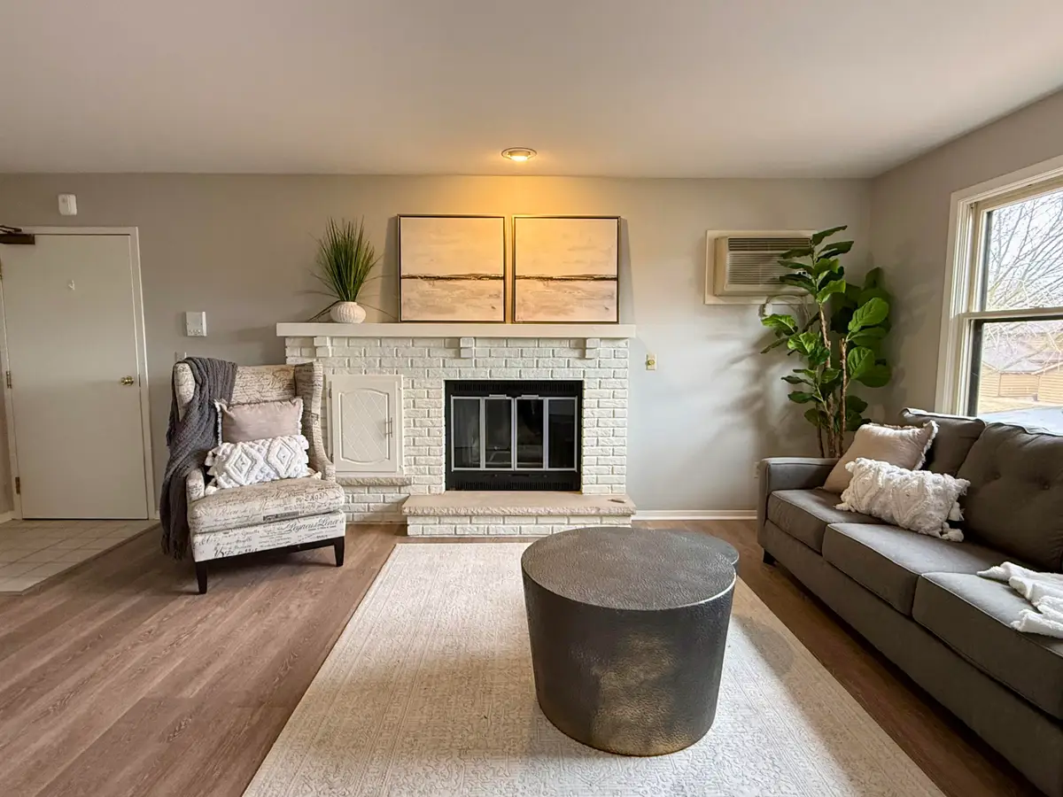 975 Manor Dr, Neenah, WI 54956 - #1