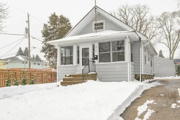 912 Blackstone Ave, Waukesha, WI 53186