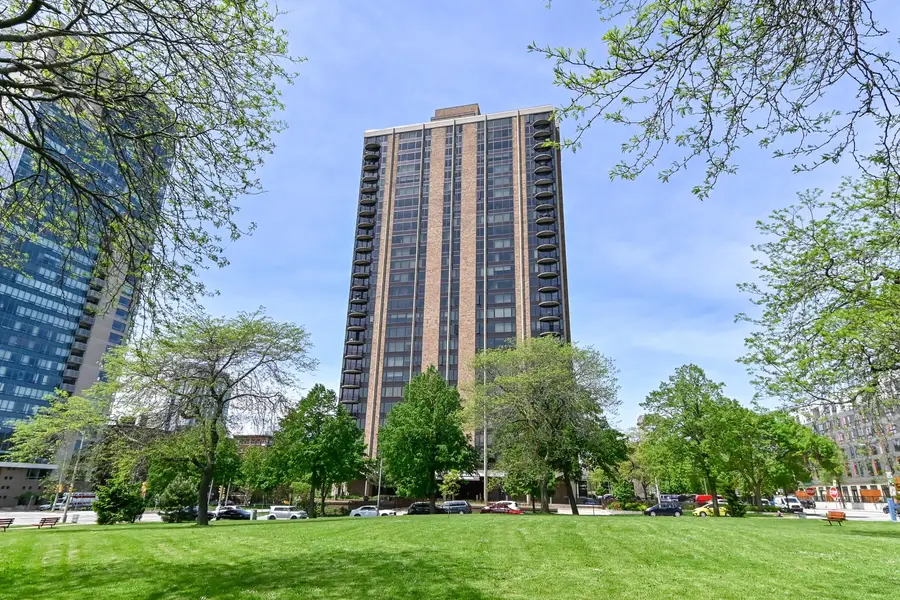 929 N Astor St, Milwaukee, WI 53202 - #3