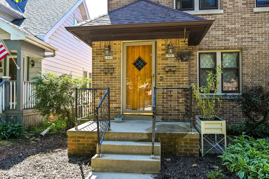 1907 E Wood Pl, Shorewood, WI 53211 - #3