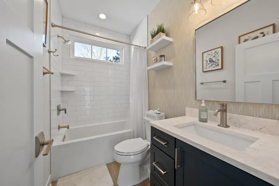 422 S Lakeshore Dr, Fontana, WI 53125 - #3