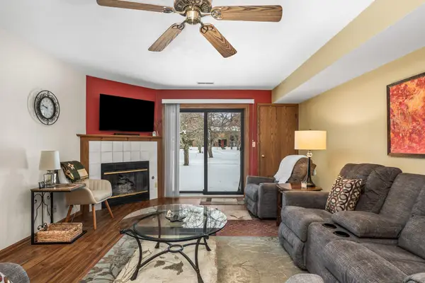 358 Park Hill Dr, Pewaukee, WI 53072