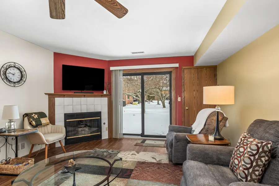 358 Park Hill Dr, Pewaukee, WI 53072 - #2