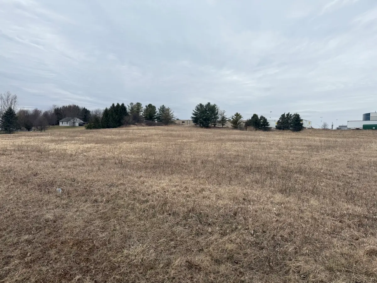 5660 W Oakwood Rd, Franklin, WI 53132 - #1