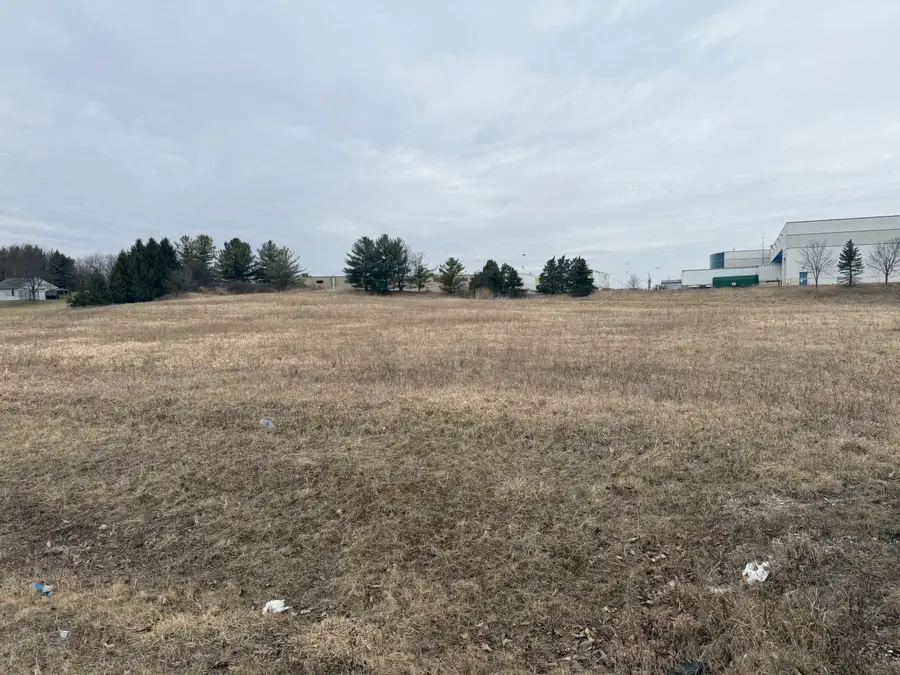 5660 W Oakwood Rd, Franklin, WI 53132 - #2