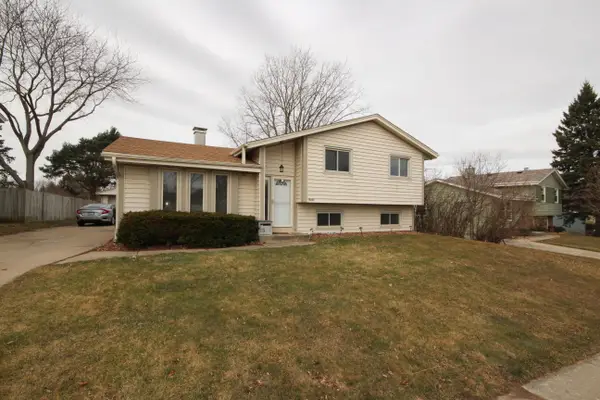 8645 S Riverton Rd, Oak Creek, WI 53154