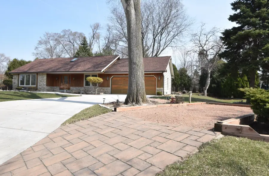 10570 Pallottine Dr, Greenfield, WI 53228 - #3