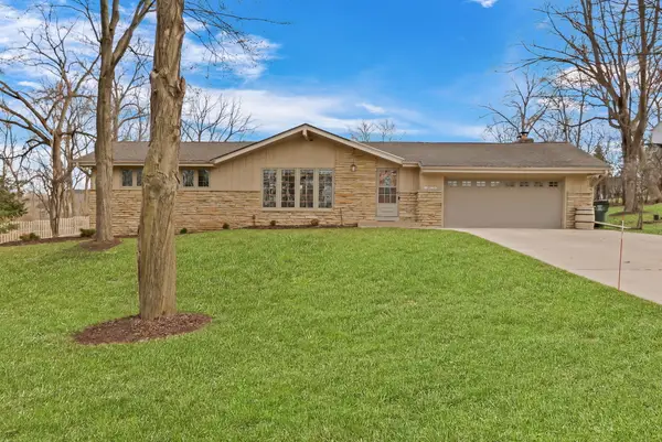 N17W27387 Lakefield Dr, Pewaukee, WI 53072