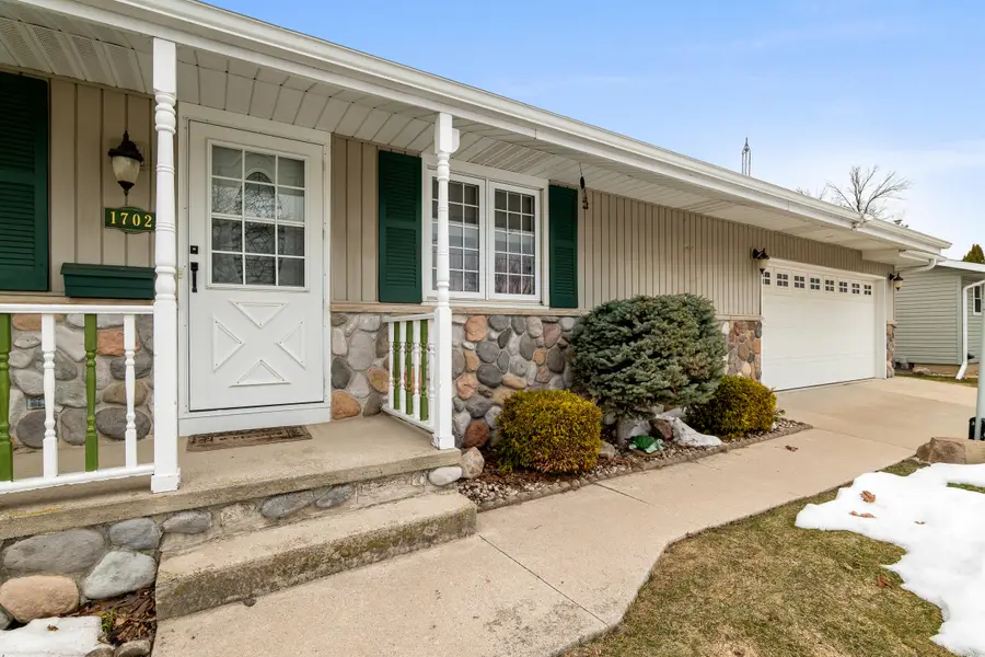 1702 S 25th St, Manitowoc, WI 54220 - #2