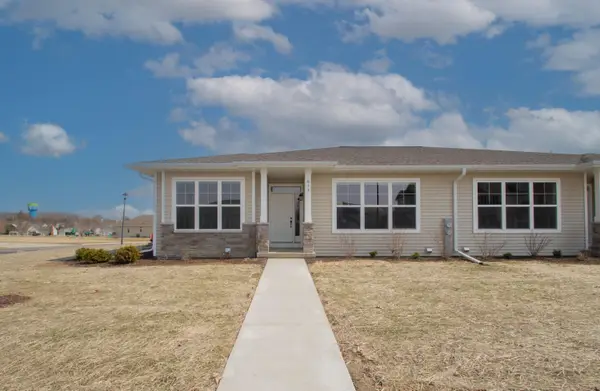 613 Hunter Oaks Blvd, Watertown, WI 53094