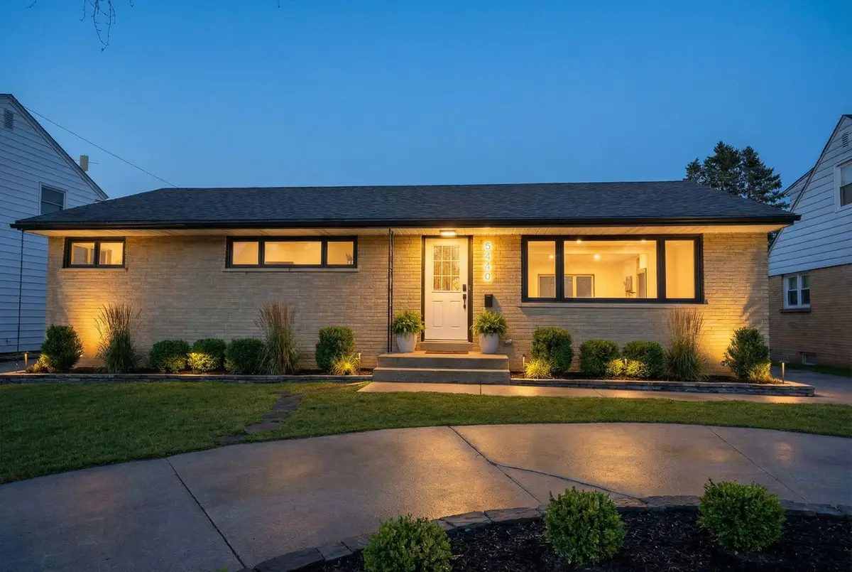 5440 N Navajo Ave, Glendale, WI 53217 - #1