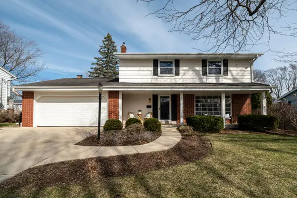W55N778 Cedar Ridge Dr, Cedarburg, WI 53012