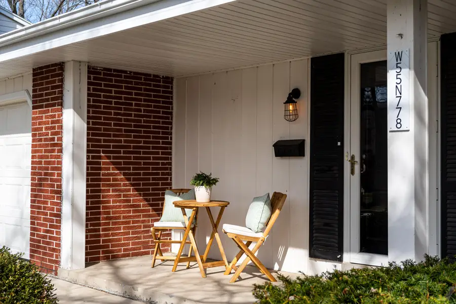 W55N778 Cedar Ridge Dr, Cedarburg, WI 53012 - #2