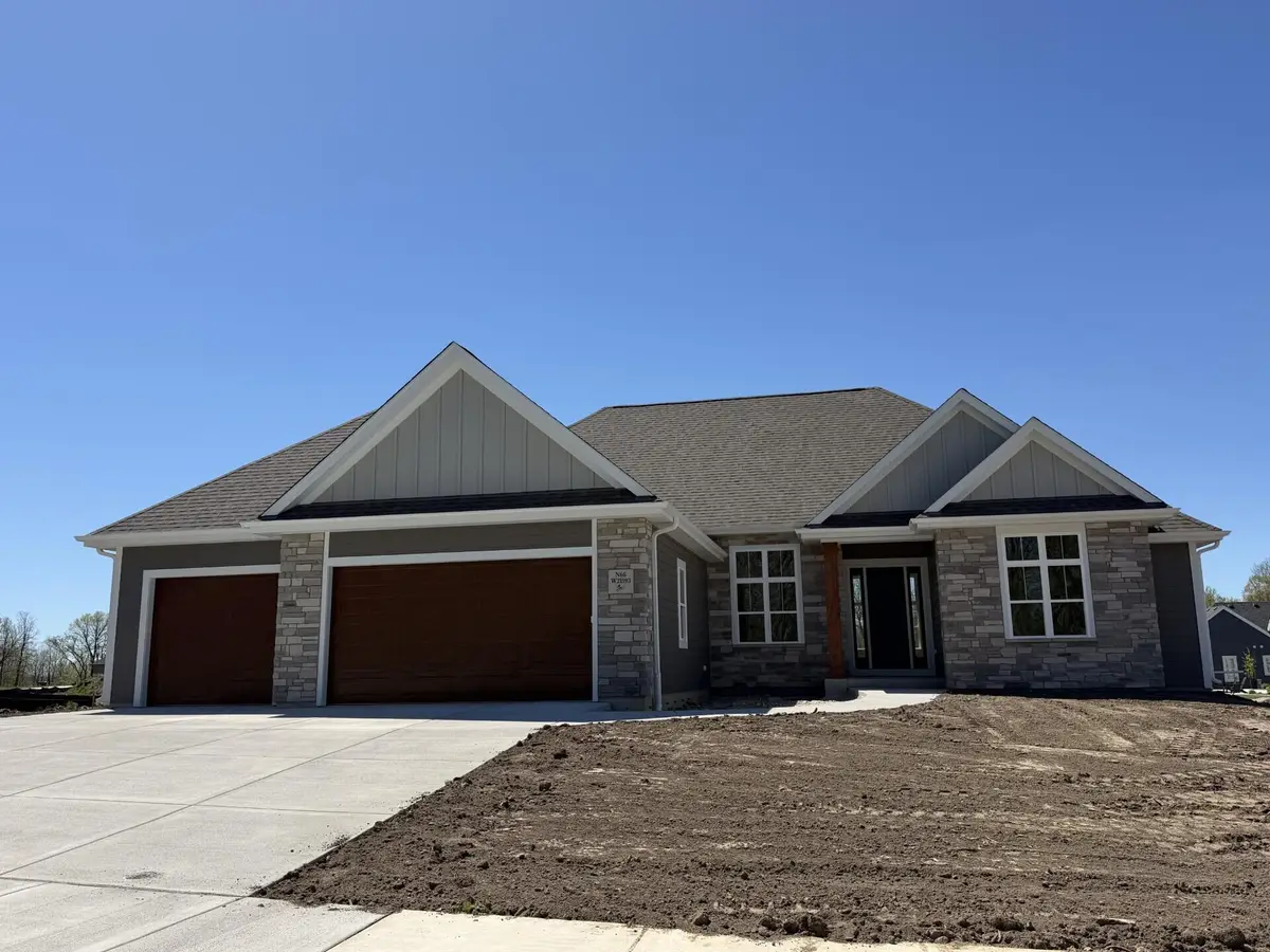 N66W21193 Sweet Clover Dr, Menomonee Falls, WI 53051 - #1