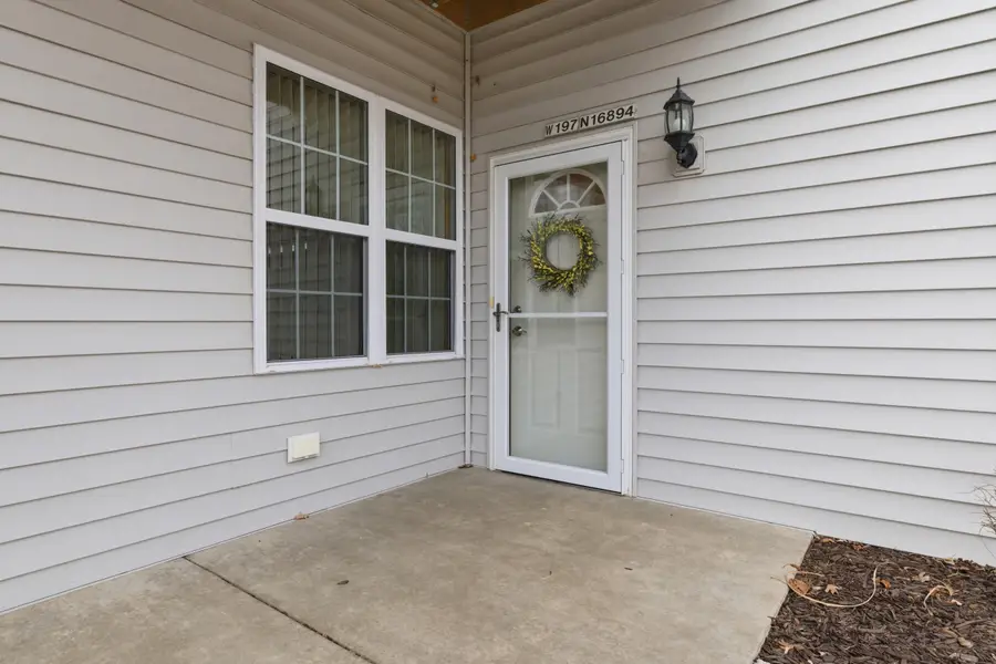 W197N16894 Stonewall Dr, Jackson, WI 53037 - #3