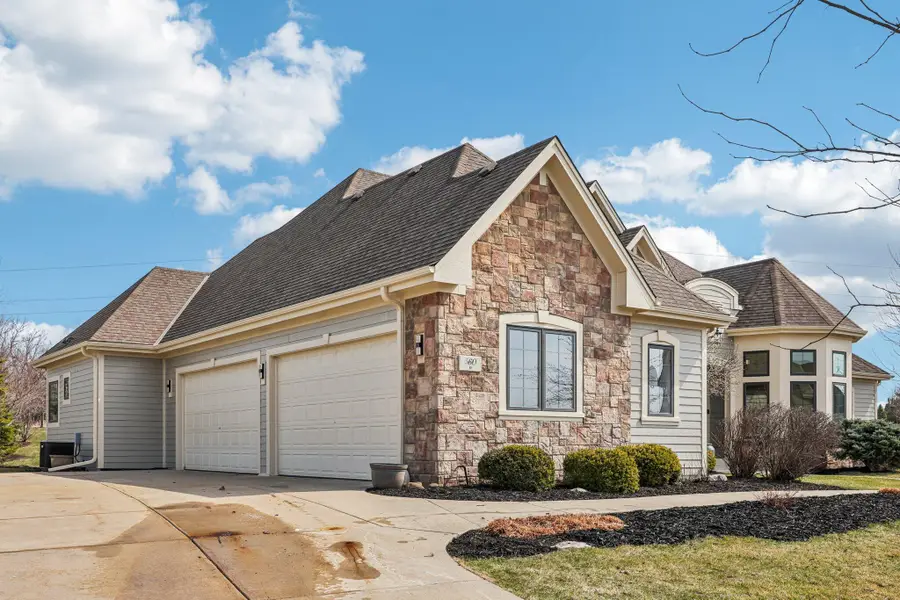 560 Birchwood Dr, Hartland, WI 53029 - #2