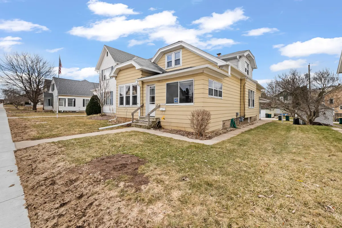 151 Edgewood Ln, West Bend, WI 53095 - #1