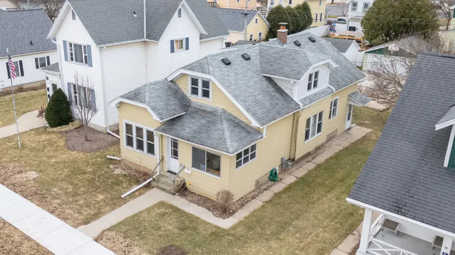 151 Edgewood Ln, West Bend, WI 53095 - #2