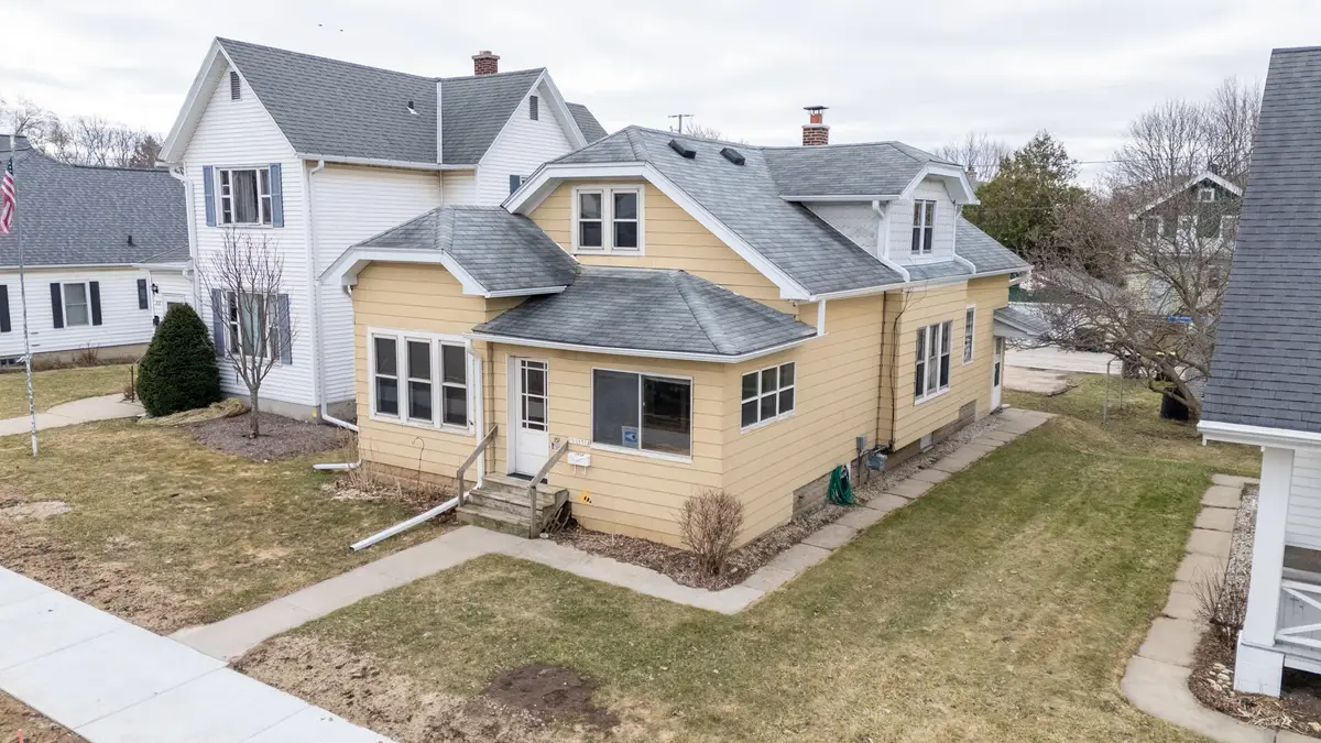 151 Edgewood Ln, West Bend, WI 53095 - #1