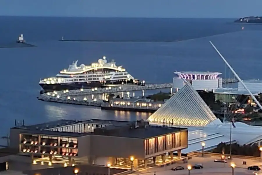 929 N Astor St, Milwaukee, WI 53202 - #2