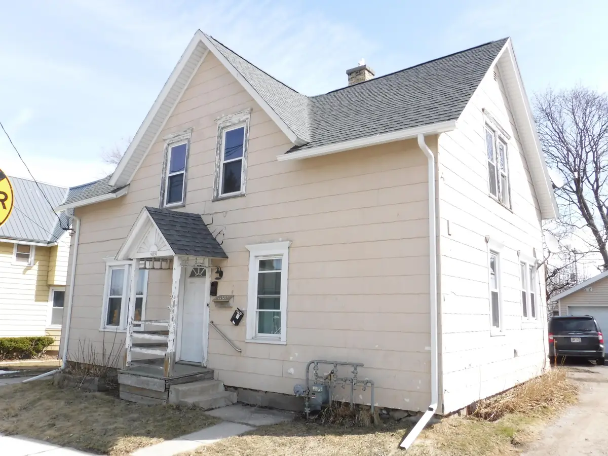 909 S 21st St, Manitowoc, WI 54220 - #1