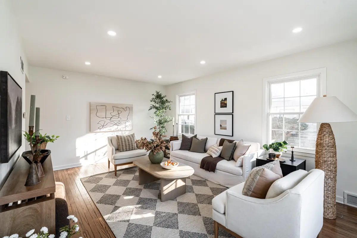 860 W La Salle Ave, Glendale, WI 53209 - #1