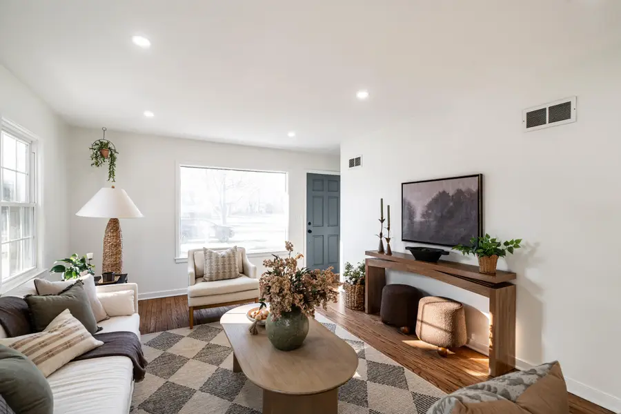 860 W La Salle Ave, Glendale, WI 53209 - #3